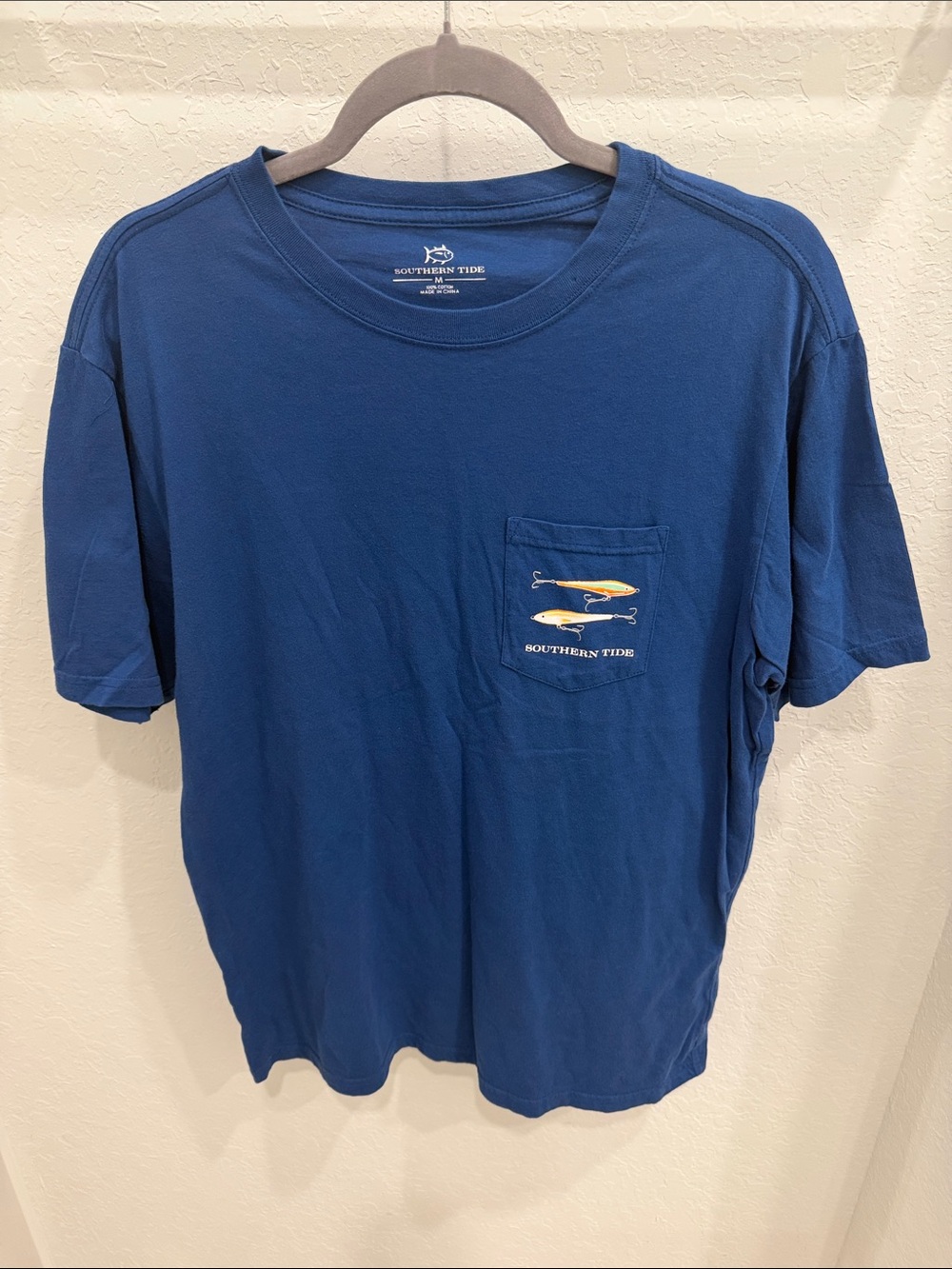 Southern Tide Hanging Out Fishing Lure Pocket T-Shirt Men’s Medium Blue